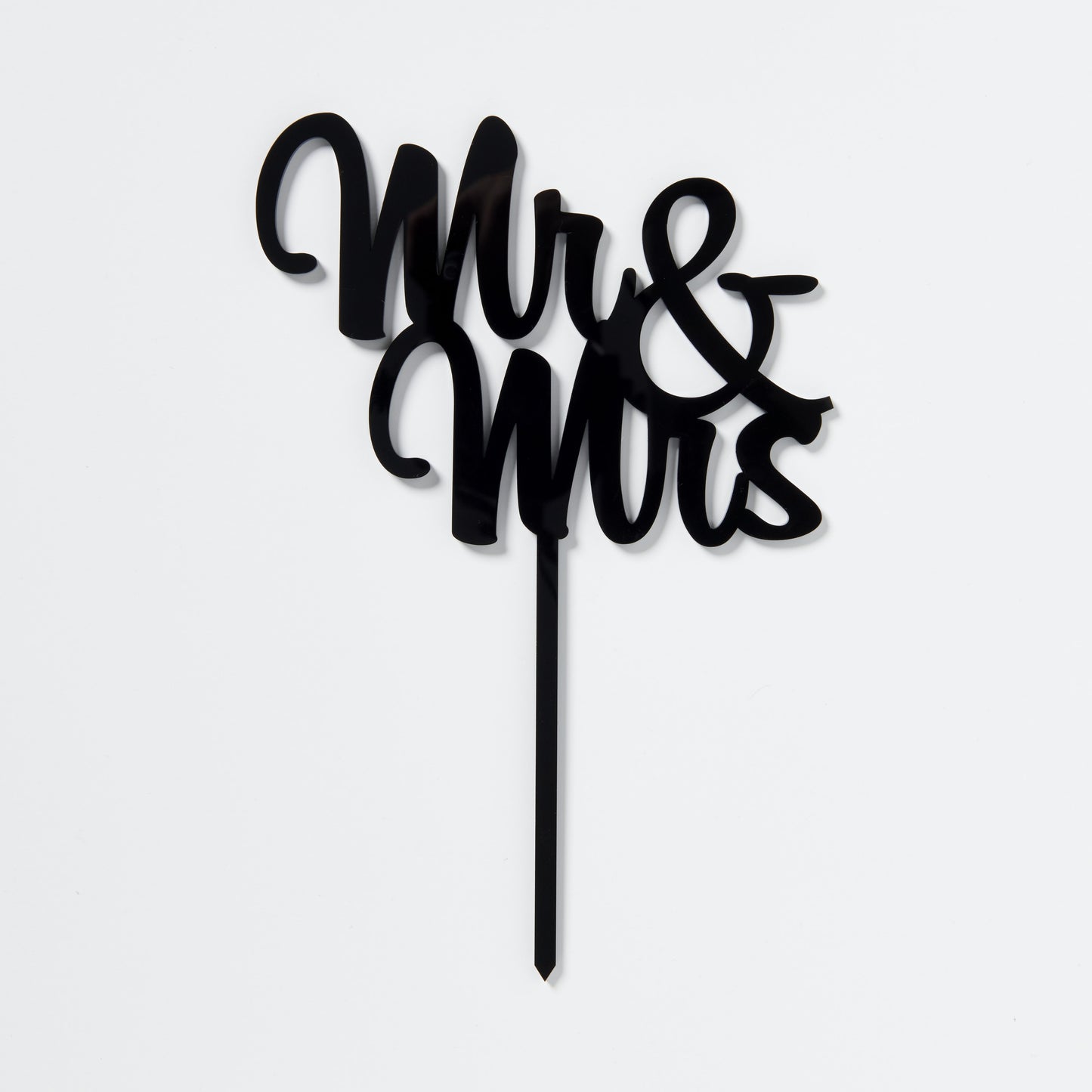 A black gloss wedding cake topper saying Mr & Mrs.